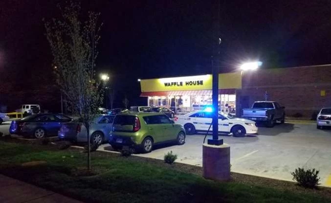 Γυμνός ένοπλος γάζωσε θαμώνες εστιατορίου στο Νάσβιλ – Τρεις νεκροί